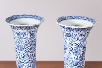 Paire de vases cornets en porcelaine bleu...