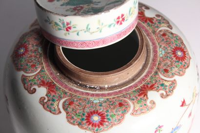 Pot à gingembre en porcelaine famille rose

Chine,...