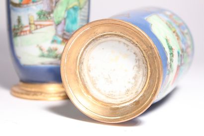 Paire de petits vases en porcelaine polychrome...