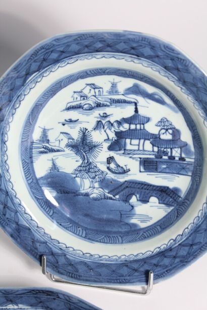 Suite de 13 assiettes en porcelaine bleu...
