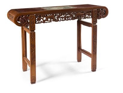 Table console en bois et porcelaine

Chine,...