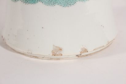 Vase cornet en porcelaine famille verte à...