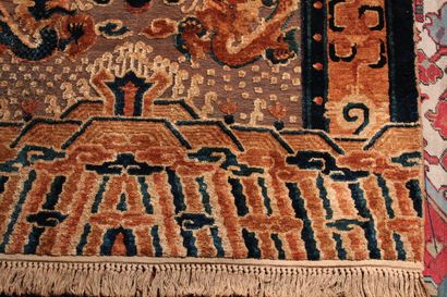 Tapis en laine tissée

Chine, début du XXème...