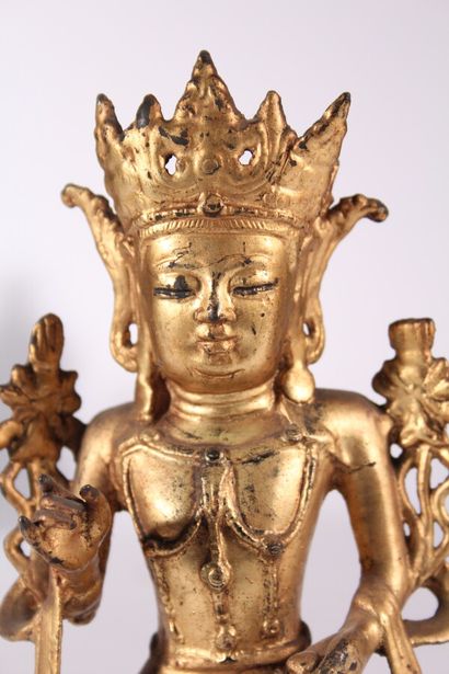 Statuette de Bodhisattva en bronze laqué...