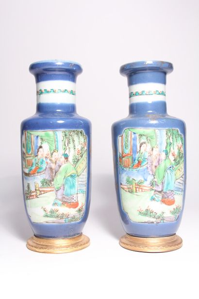 Paire de petits vases en porcelaine polychrome...