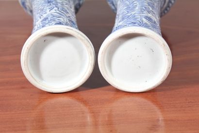 Paire de vases cornets en porcelaine bleu...