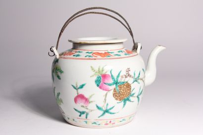 Théière en porcelaine polychrome

Chine,...