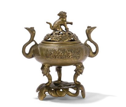 Brûle-parfum tripode couvert et son socle...