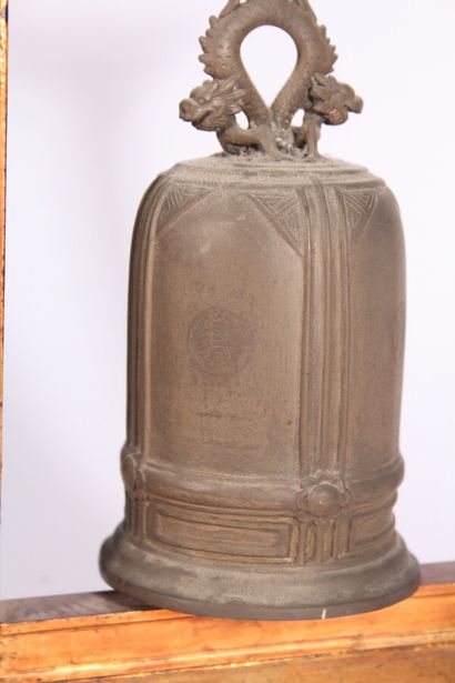 Cloche à battant en bronze 

Asie du Sud-Est,...