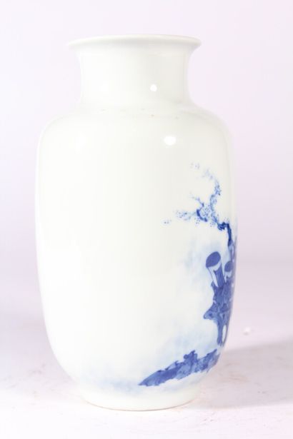 
Vase en porcelaine bleu blanc et famille...