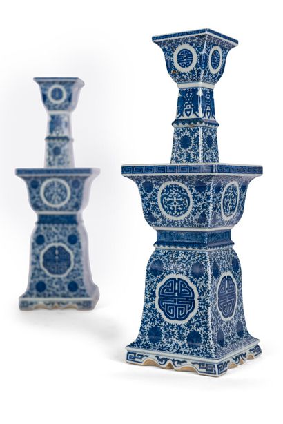 
Paire de bougeoirs en porcelaine bleu blanc...