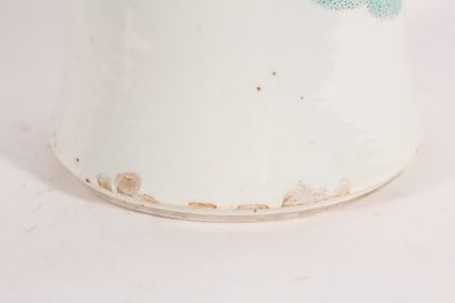 Vase cornet en porcelaine famille verte à...