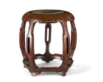 Paire de tabouret en bois huali et albâtre

Chine,...