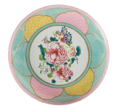 Assiette en porcelaine famille rose 

Chine,...