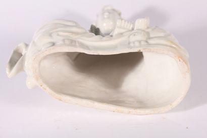 Statuette de Guanyin en porcelaine blanc...