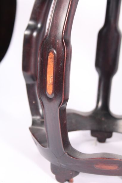 Paire de petits tabourets en bois sculpté...