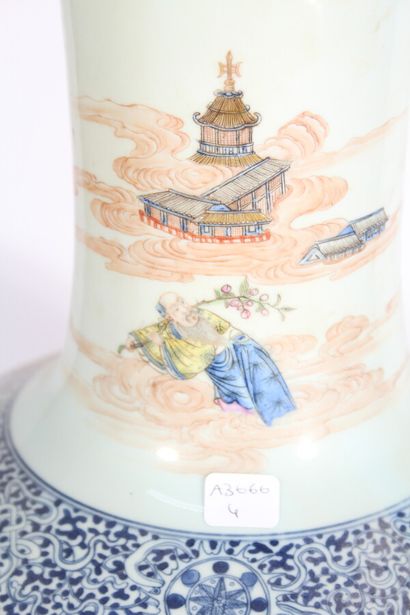 Vase Tianqiuping en porcelaine polychrome

Chine,...