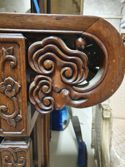 Table console en bois et porcelaine

Chine,...