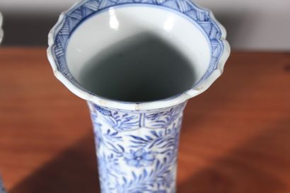 Paire de vases cornets en porcelaine bleu...