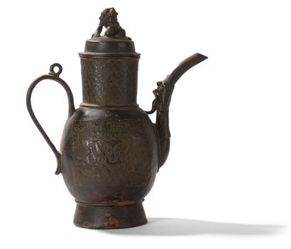 Deux théières couvertes en bronze 

Chine,...