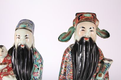 Trois statuettes en porcelaine polychrome

Chine,...