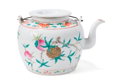 Théière en porcelaine polychrome

Chine,...