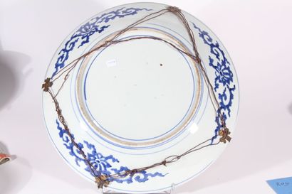 Large Imari porcelain dish 
Japan, 19th century
Decorated...