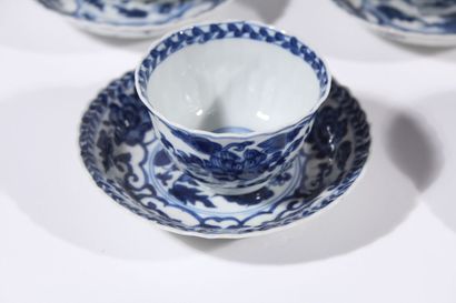 Huit coupes et soucoupes en porcelaine bleu...