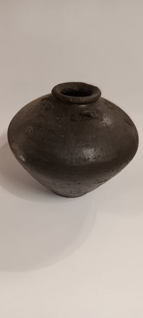 Vase en grès porcelaineux à glaçure brune
Chine...