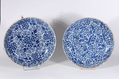 Deux grand plats en porcelaine bleu blanc
Chine,...