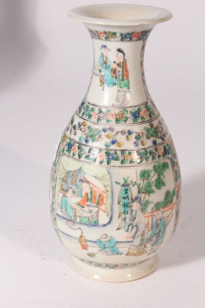 Deux vases en porcelaine de Canton 
Chine,...