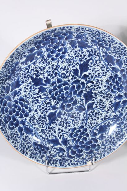 Deux grand plats en porcelaine bleu blanc
Chine,...