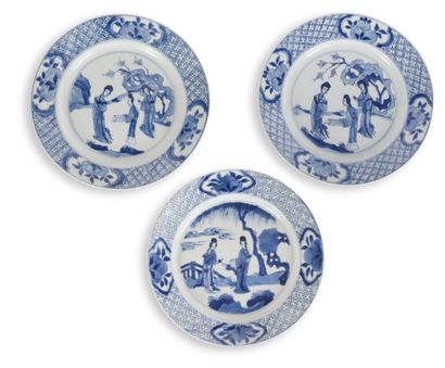 Trois assiettes en porcelaine bleu blanc
Chine,...
