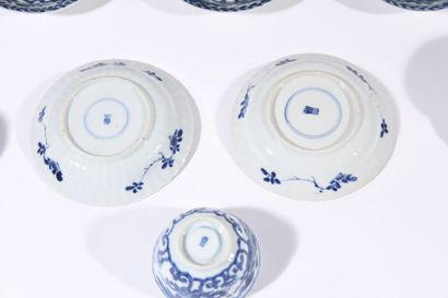 Huit coupes et soucoupes en porcelaine bleu...
