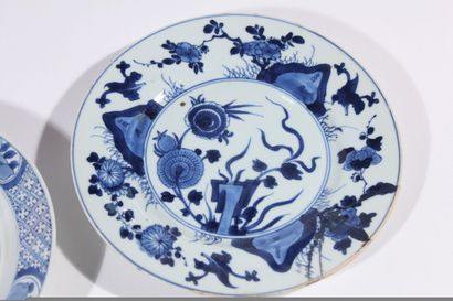 Quatre assiettes en porcelaine bleu blanc
Chine,...