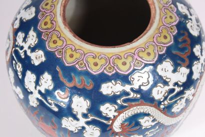 Pot en porcelaine polychrome 
Chine, fin...