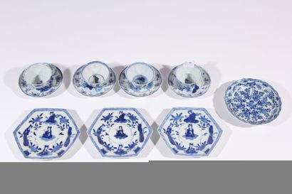 Quatre coupes et quatre soucoupes en porcelaine...