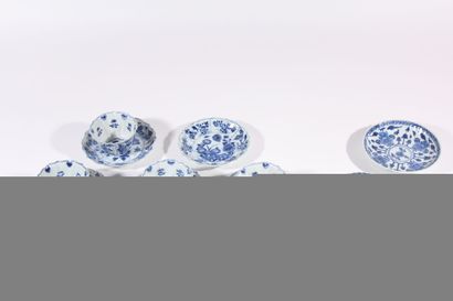 Quatre coupes et cinq soucoupes en porcelaine...
