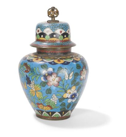 Pot couvert en cuivre et émaux cloisonnés...