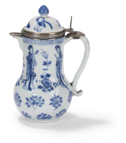 Vase couvert et théière en porcelaine bleu...
