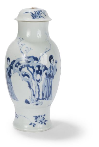 Vase couvert et théière en porcelaine bleu...