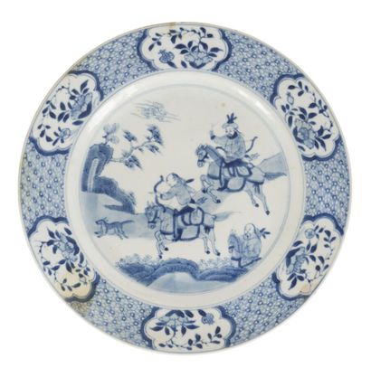 Paire de petits plats creux en porcelaine...