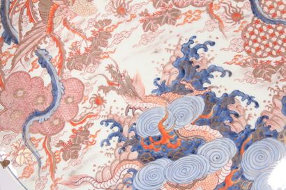 Large Imari porcelain dish 
Japan, 19th century
Decorated...