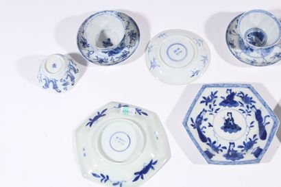 Quatre coupes et quatre soucoupes en porcelaine...