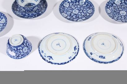Deux coupes et six soucoupes en porcelaine...