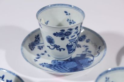Cinq coupelles et quatre coupes en porcelaine...