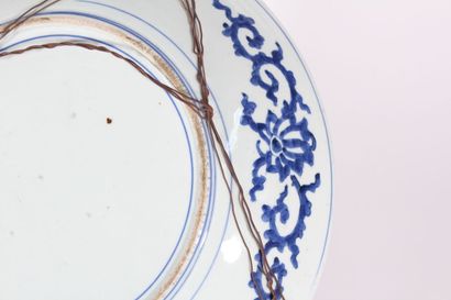 Large Imari porcelain dish 
Japan, 19th century
Decorated...
