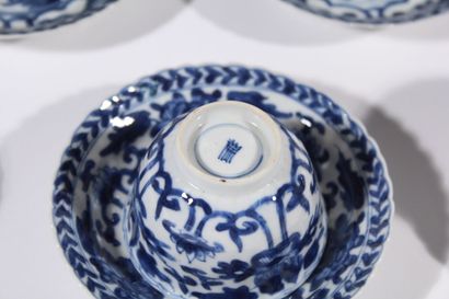Huit coupes et soucoupes en porcelaine bleu...