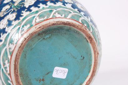 Pot en porcelaine polychrome 
Chine, fin...