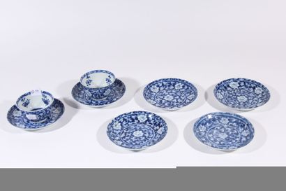 Deux coupes et six soucoupes en porcelaine...